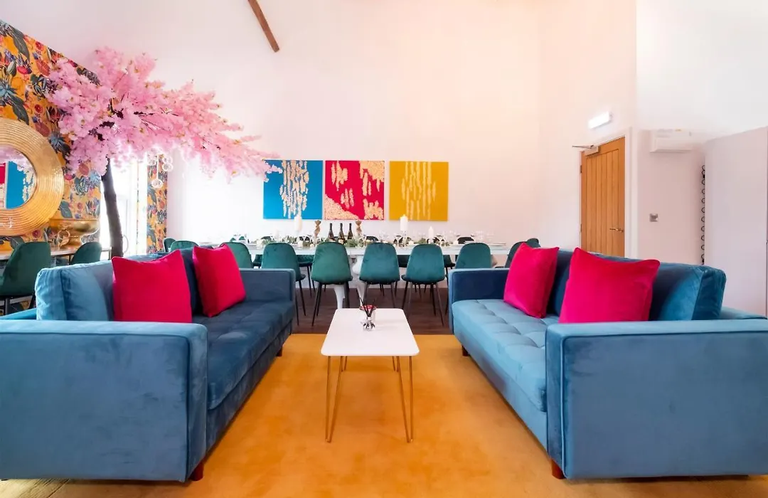Innvigour Bespoke House With Free Parking For 3 Cars-1