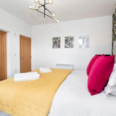 Innvigour Bespoke House With Free Parking For 3 Cars-2