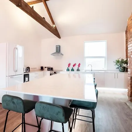 Innvigour Bespoke House With Free Parking For 3 Cars-3